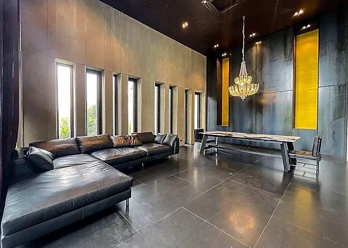 Breathtaking Oasis Pool W/jacuzzi In Ekkamai